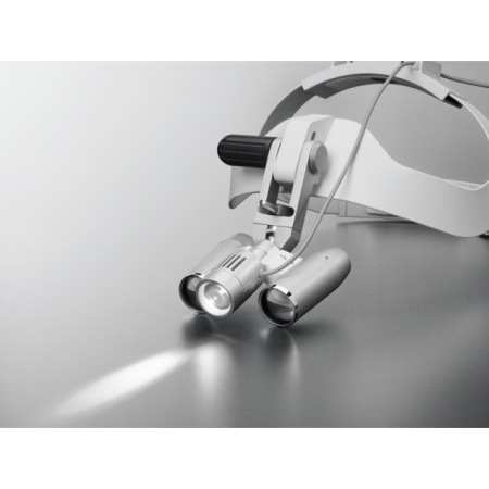 Carl Zeiss EyeMag Light II - мощный LED-осветитель с максимальной интенсивностью освещения 50000 люкс для высокой детализации